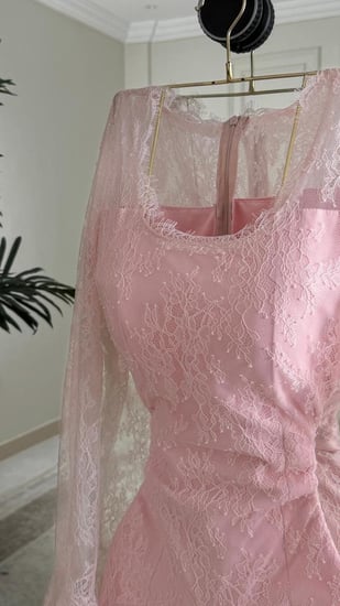 فستان وردي دانتيل بأكمام واسعة