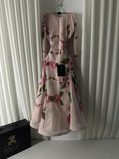 فستان وردي ميدي بطبعة أزهار