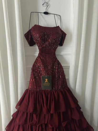 فستان سهرة خمري بقصة انيقة