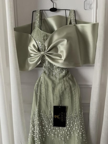 فستان سهرة أخضر فاتح فاخر بتطريز ناعم