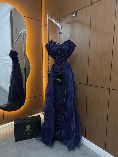 فستان سهرة كحلي مطرز بطبقة أورغنزا جانبية فاخرة