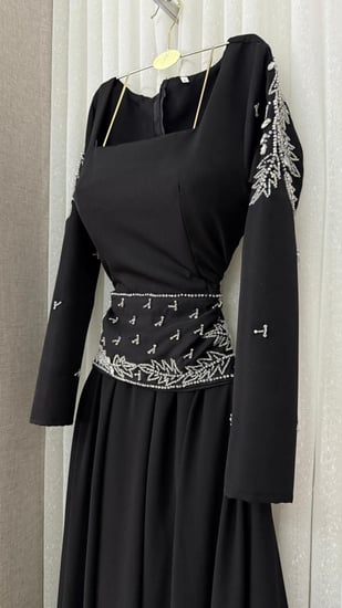 فستان سهرة أسود أنيق بتطريز فضي