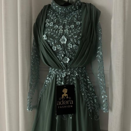 فستان سهره اخضر اكمام طويل