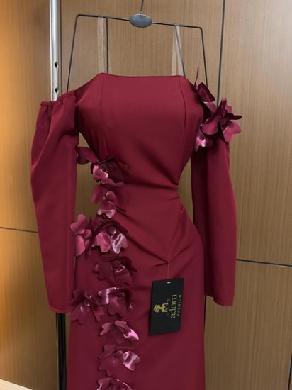 فستان سهرة نبيتي بتفاصيل ورود ثلاثية الأبعاد