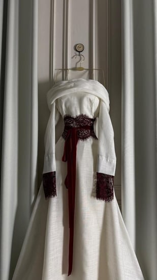 فستان أنيق بدانتيل خمري