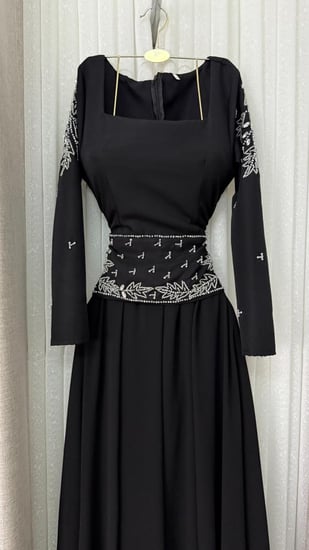 فستان سهرة أسود أنيق بتطريز فضي