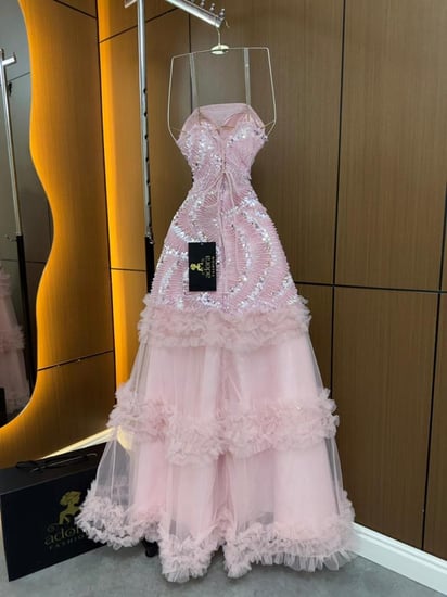 فستان سهرة وردي مطرز بالخرز والترتر بطبقات تول فاخرة