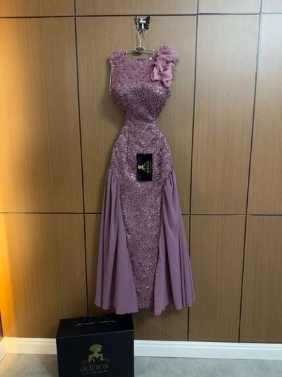 فستان موف مطرز بالترتر مع وردة كتف وأطراف شيفون