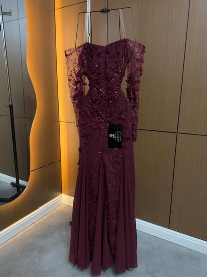 فستان سهرة خمري مطرز بالترتر والورود ثلاثية الأبعاد