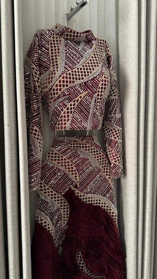 فستان سهرة خمري قطعتين بتطريز فاخر