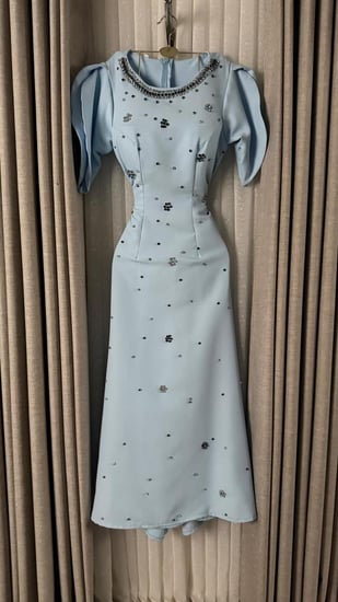 فستان أزرق سماوي مرصع بفصوص