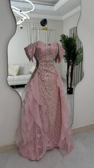 فستان سهرة وردي تطريز