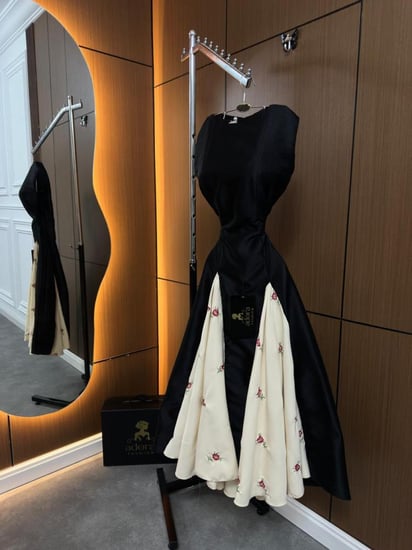 فستان سهرة أسود بقصة درامية وتنورة داخلية مطرزة بالورود