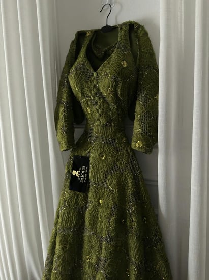فستان أخضر زيتي لامع بقصة واسعة