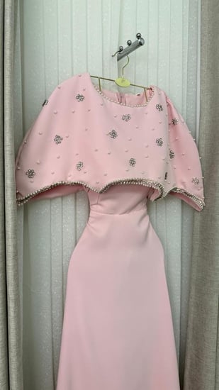 فستان وردي بكاب مرصع