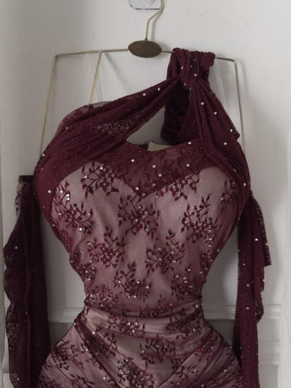 فستان سهرة خمري مطرز Cut-Out