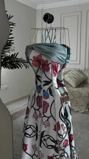 فستان طويل بكاب قصير وأزرار أمامية