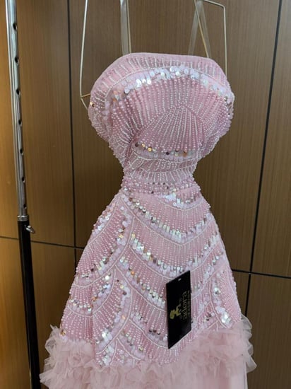 فستان سهرة وردي مطرز بالخرز والترتر بطبقات تول فاخرة