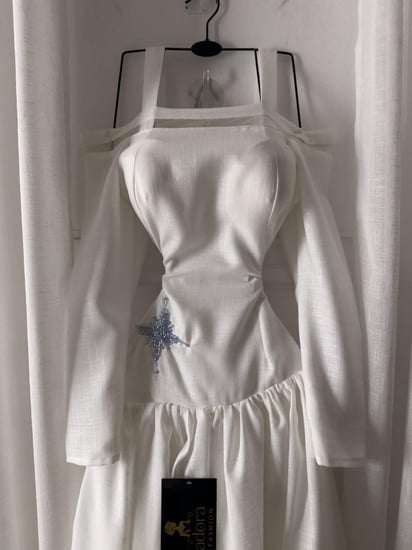 فستان ابيض اكمام