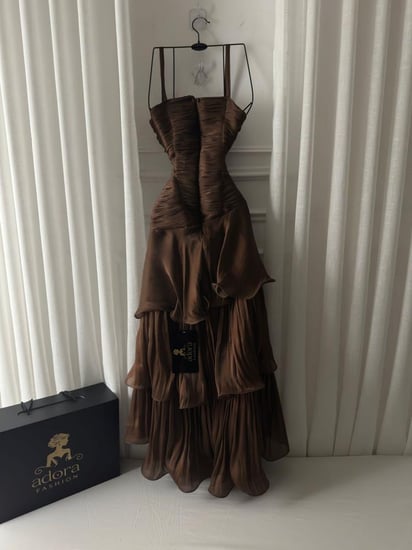 فستان سهرة بني شوكولاتة طويل بتصميم كورسيه