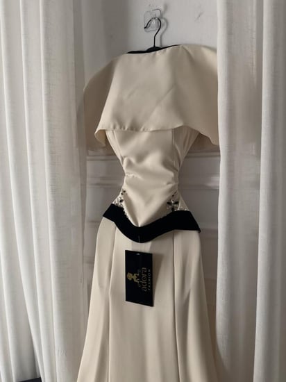 فستان أوف وايت بلمسة سوداء وقصة ملكية