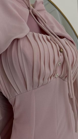 فستان طويل بكاب قصير وأزرار أمامية