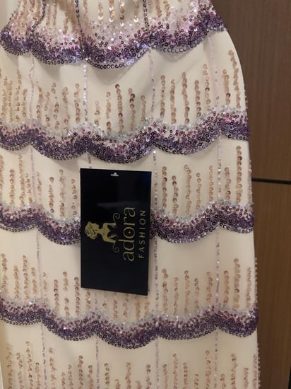 فستان سهرة أوف وايت بتطريز ترتر متموج مع شال