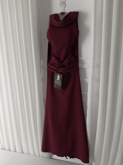 فستان سهرة باربي خمري بربطة خصر أنثوية