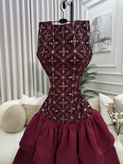 فستان عنابي مطرز بطبقات كلوش