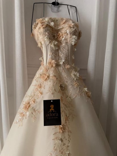 فستان سهرة أوف وايت بتطريز ورد ثلاثي الأبعاد