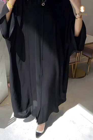 عباية سادة سوداء مزينة بازرار على الاكمام