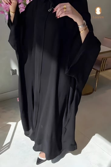 عباية سادة سوداء مزينة بازرار على الاكمام