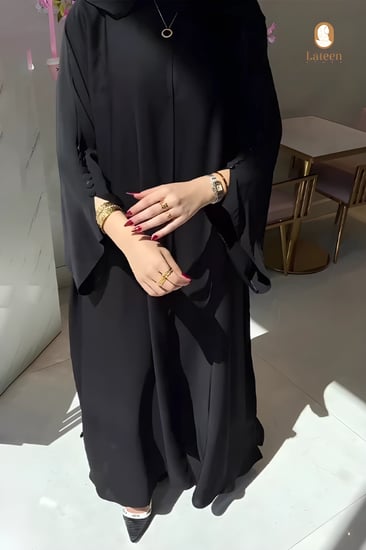 عباية سادة سوداء مزينة بازرار على الاكمام