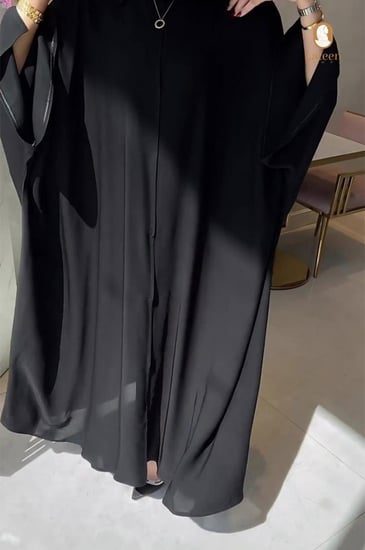 عباية سادة سوداء مزينة بازرار على الاكمام