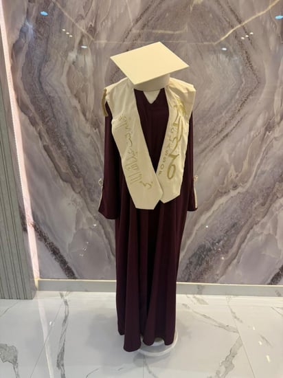 عباية التخرج – أناقة تليق بلحظة الإنجاز