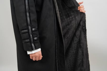 فروة زيزوم جوخ مع فرو مبطن ناعم لون اسود ملكي