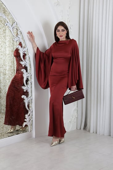 فستان ساتان طويل بأكمام كلوش