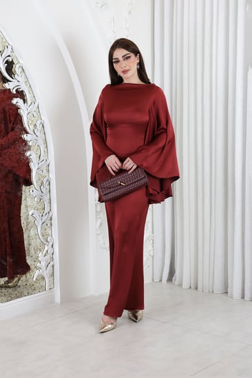 فستان ساتان طويل بأكمام كلوش