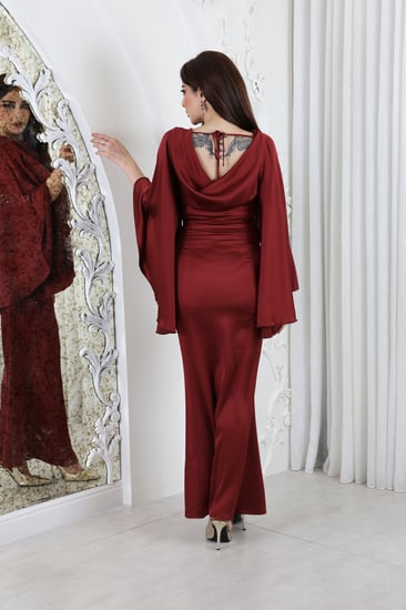 فستان ساتان طويل بأكمام كلوش