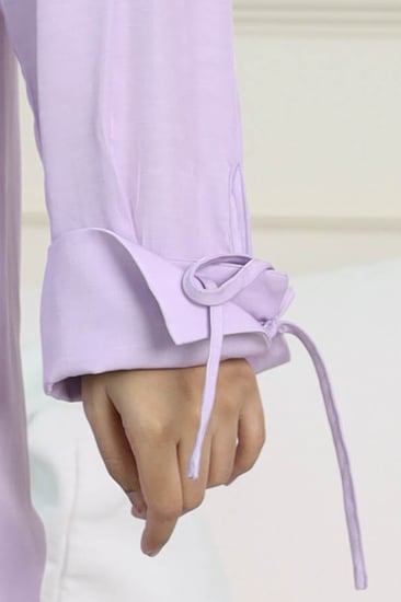 بلوزة ناعمه بقصة ربط من الخصر