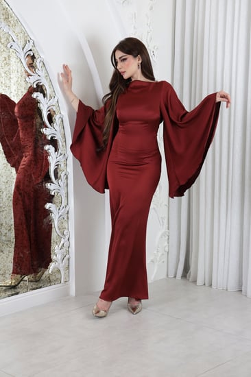 فستان ساتان طويل بأكمام كلوش