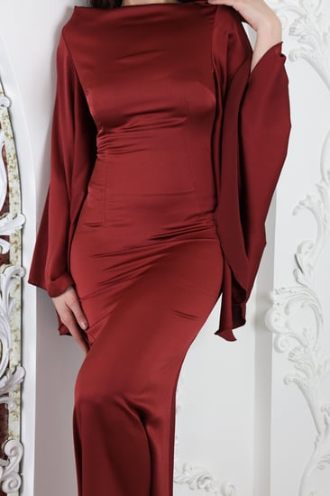 فستان ساتان طويل بأكمام كلوش