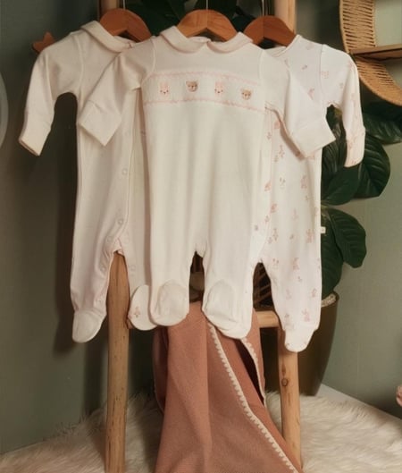 طقم مواليد بنات فاخر – ٣ أفرولات قطنية مع بطانية وتعليقة لهاية