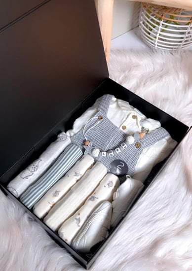 طقم  استقبال مواليد أنيق بدرجات رمادية هادئة – أناقة ناعمة لطفلك