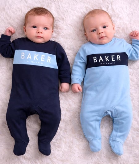 طقم مواليد فاخر من Ted Baker – عدد 2 رومبر مع بطانية وتعليقة لهاية