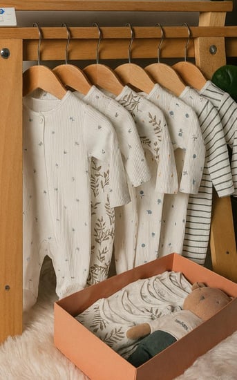 ملابس وهدايا مواليد فخمة وانيقة