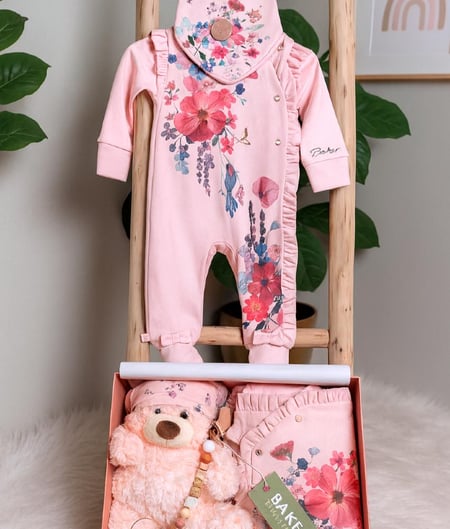 طقم هدية مولود بنات من تيد بيكر – افرول زهري فاخر مع دبدوب ولهاية