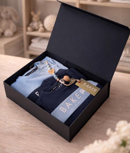 طقم مواليد فاخر من Ted Baker – عدد 2 رومبر مع بطانية وتعليقة لهاية