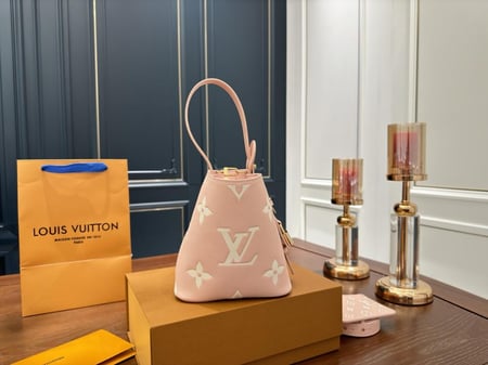 شنطه نسائيه Louis Vuitton