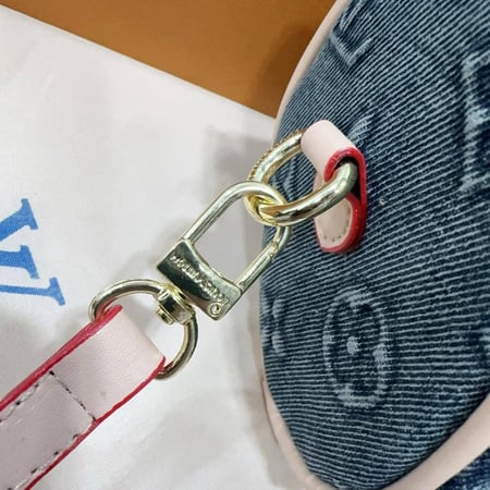 شنطه نسائيه—LV